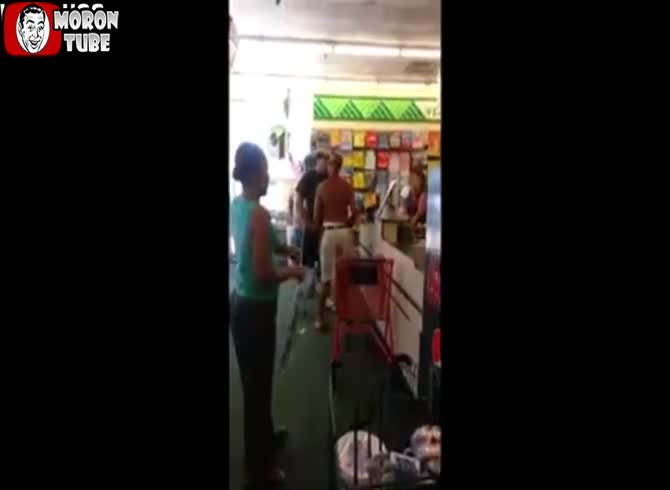 Video :A drug addict receives the thrashing he deserves after insulting everyone in a shop